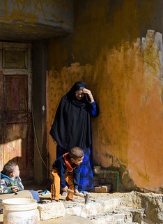 Escena humana en un entorno de arquitectura tradicional