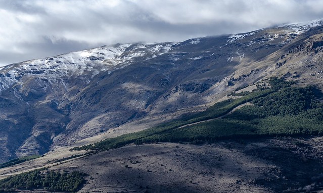 Paisaje de alta montaña bajo un cielo nublado